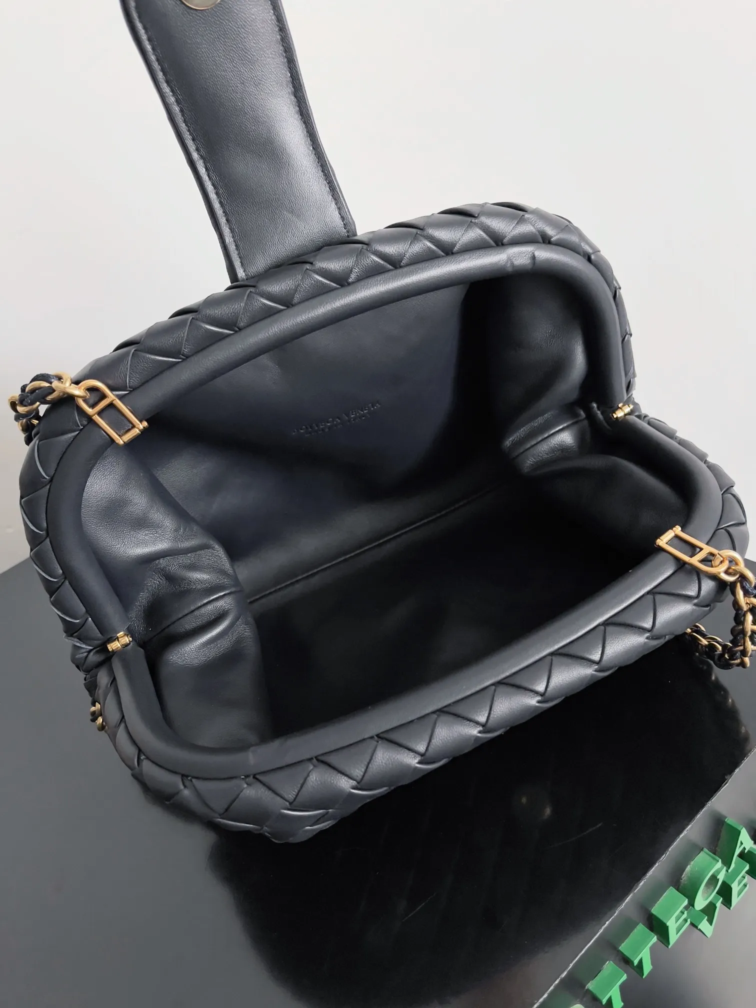 Batch 2260 BOTTEGA VENETA Lady's LAUREN CLUTCH Chain Clutch was inspired by 40 years ago. It is a perfect fusion of classic and modern bags. It is effortless and fashionable for any occasion and at any time. The newly added detachable metal chain allows people to have more ways to carry it. It is grand and elegant. Style No.: 785807 Size: 31.5*16.5*11cm